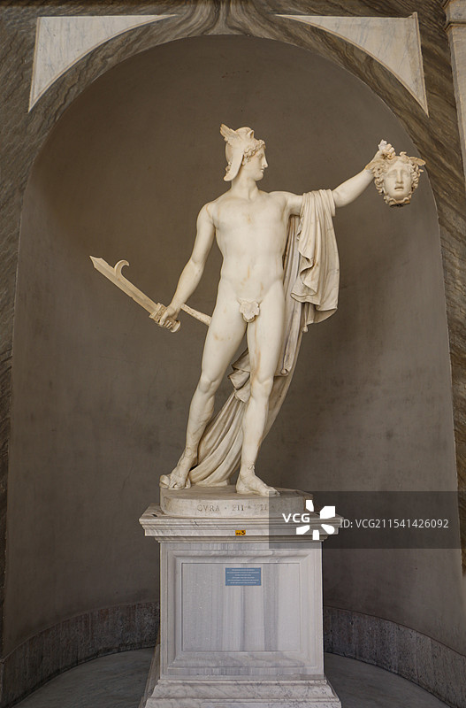 梵蒂冈博物馆展出的卡诺瓦著名雕塑《手提杜美莎头颅的帕修斯》图片素材