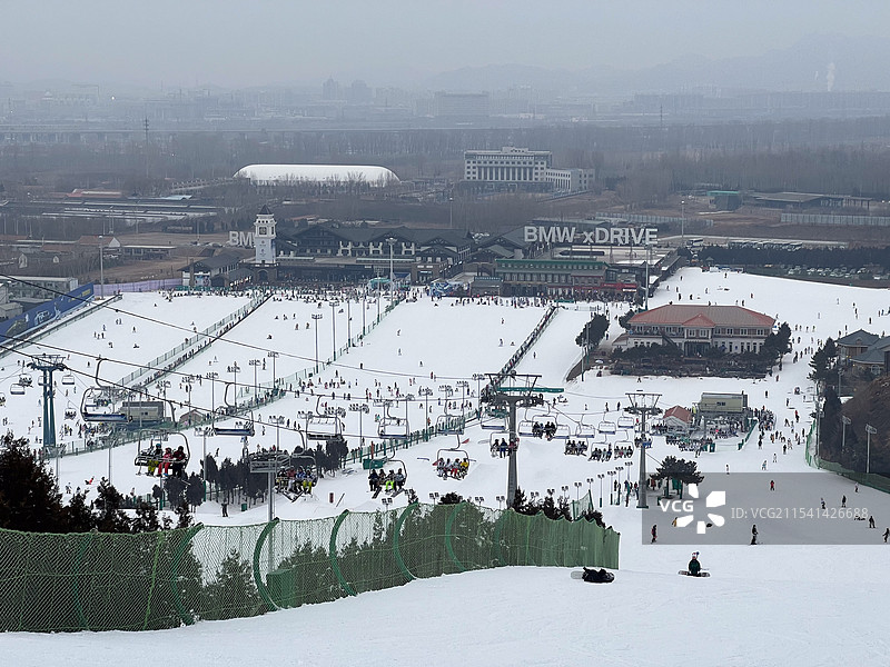 2022年1月北京南山滑雪场人来人往热闹非凡图片素材