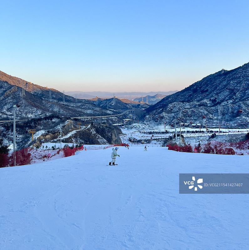 2023年冬北京怀北滑雪场的宽阔雪道图片素材