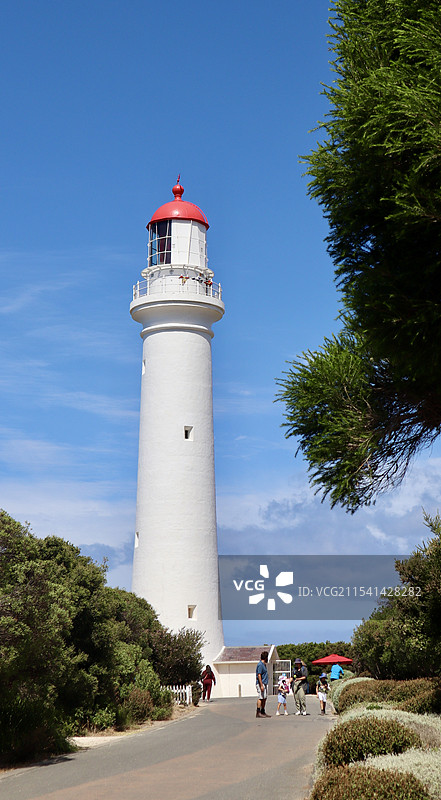 2024年2月澳大利亚大洋路小红帽灯塔景区前的零星游客图片素材
