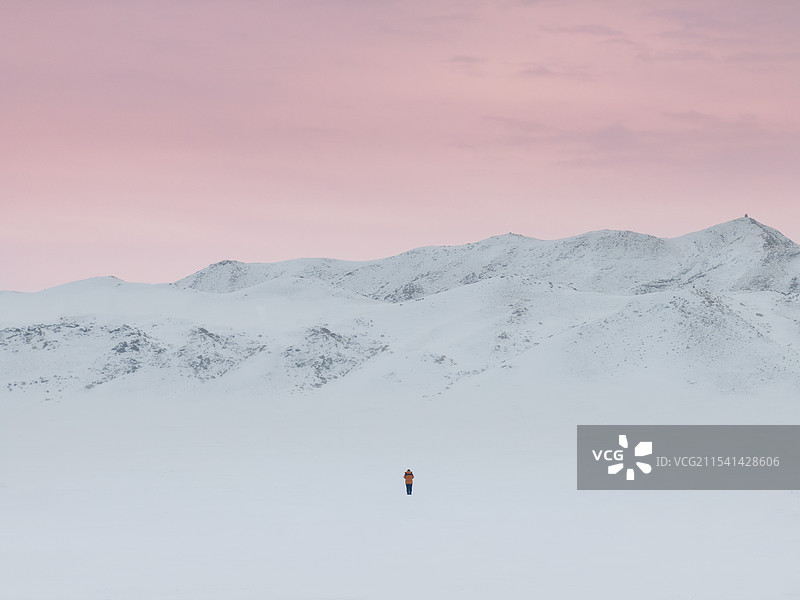 在天山雪地上行走的人图片素材