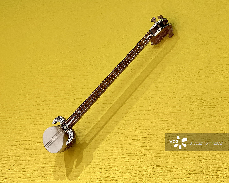 2025年1月北京市新疆餐厅展示的民族乐器热瓦普图片素材