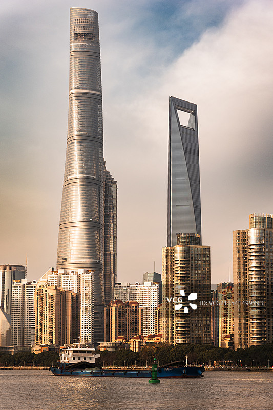 上海浦东陆家嘴金色的傍晚图片素材