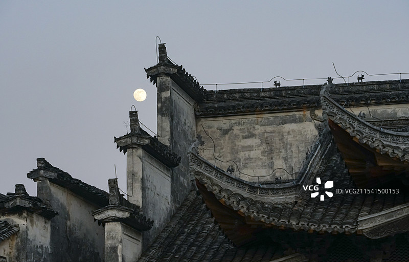 黄山市南屏村月亮下的古建筑屋檐图片素材