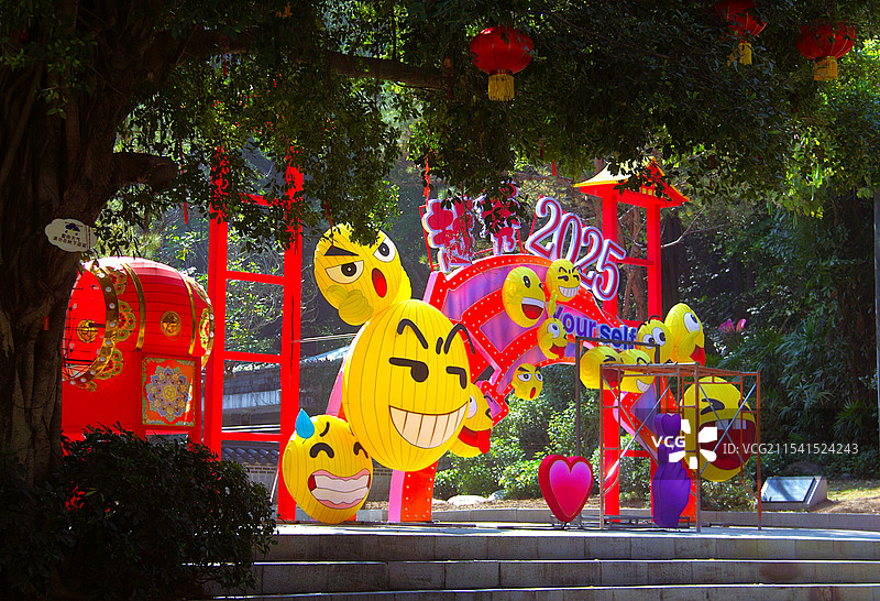 2025广州新春灯会（越秀公园）精美彩灯：凤冠 鲤鱼跃龙门 金蛇 簪花青蛇 表情包 走马灯 福牌等图片素材