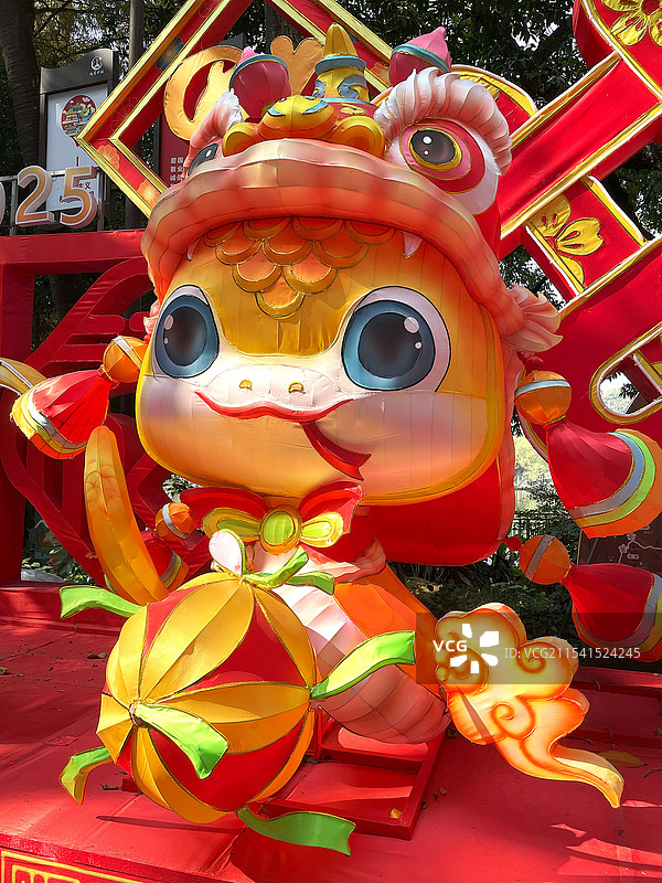 2025广州新春灯会（越秀公园）精美彩灯：凤冠 鲤鱼跃龙门 金蛇 簪花青蛇 表情包 走马灯 福牌等图片素材