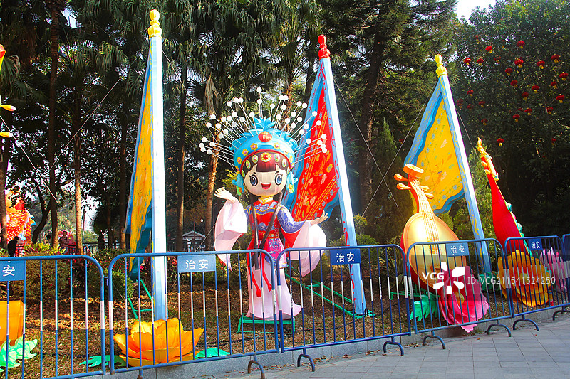 2025广州新春灯会（越秀公园）精美彩灯：凤冠 鲤鱼跃龙门 金蛇 簪花青蛇 表情包 走马灯 福牌等图片素材