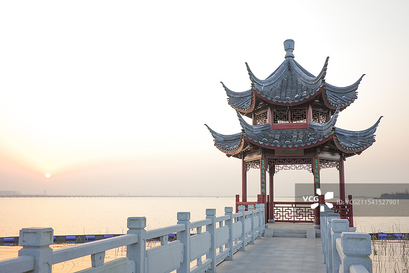 上海大观园，元荡湖，湖边的藕香亭图片素材