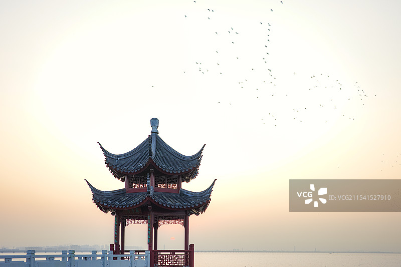 上海大观园，元荡湖，湖边的藕香亭图片素材