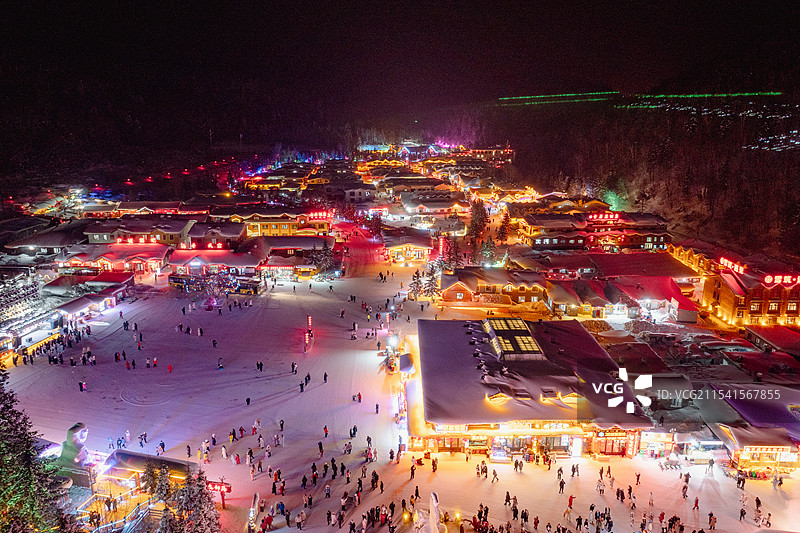 夜晚航拍冬天雪后的中国雪乡夜景，雪韵大街房子彩色灯光迷人图片素材