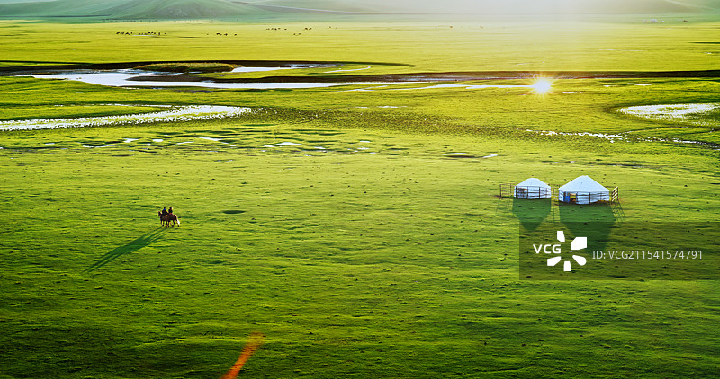 航拍草原骑马图片素材