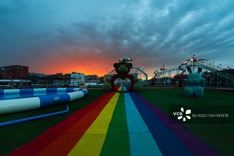 晚霞映照彩虹岛无动力乐园（乌鲁木齐市）图片素材