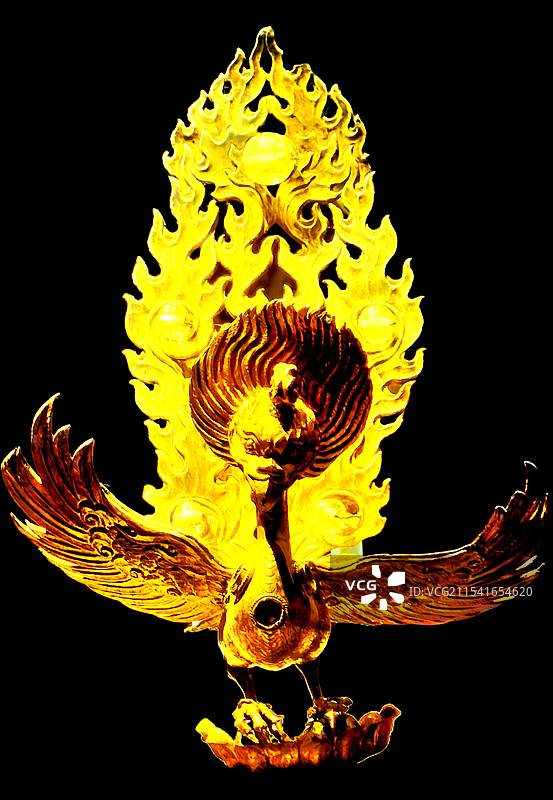 黑色背景下的雕像特写镜头图片素材