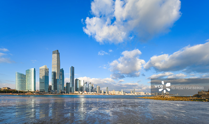 青岛第三海水浴场与城市天际线图片素材