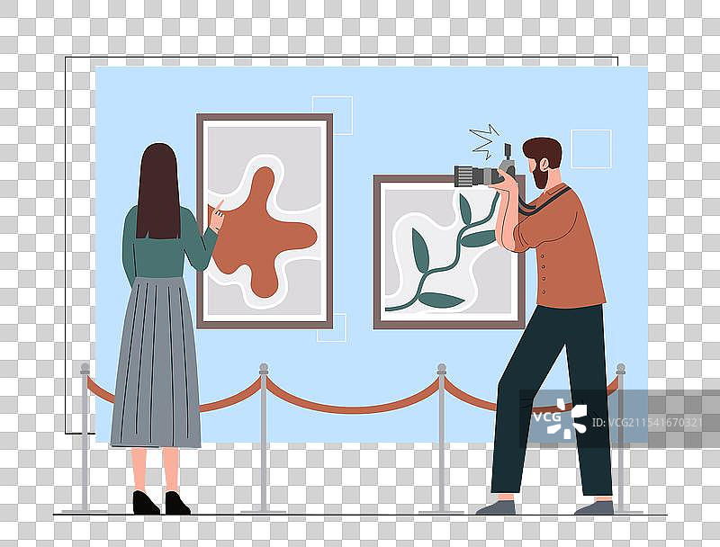 游客们在观看一幅男女画作图片素材