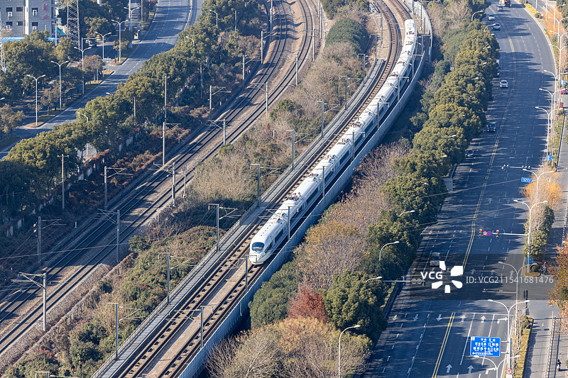 春运期间城际高速铁路线上正在飞驰运行的高铁画面图片素材