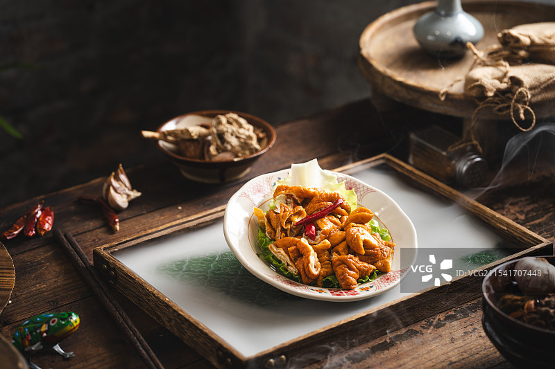 中式复古风格火锅菜品卤肥肠图片素材