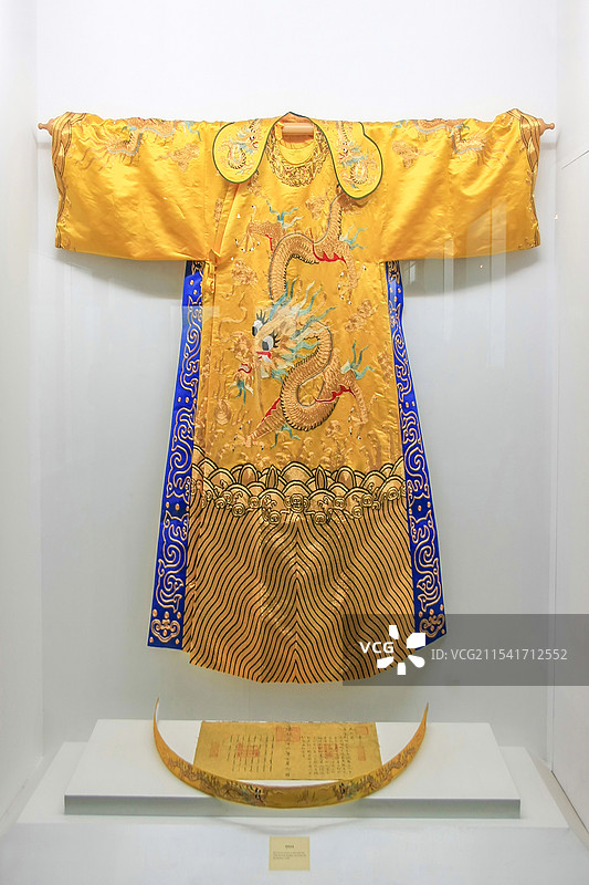 江苏苏州丝绸博物馆展品：龙袍图片素材