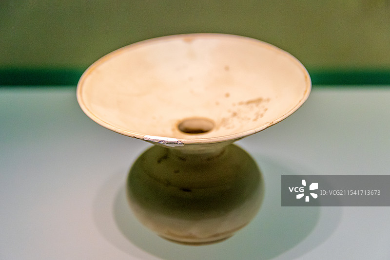 中国河北石家庄河北博物院馆藏晚唐五代白釉唾盂图片素材