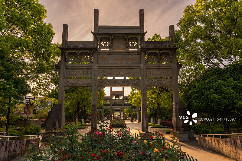 杭州千岛湖中心湖区游船码头牌坊图片素材