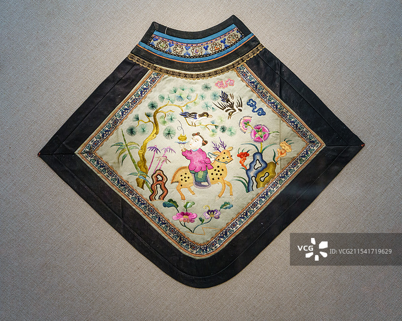 传统文化，服装装饰物，刺绣绣片，吉祥图案，麒麟童子图片素材