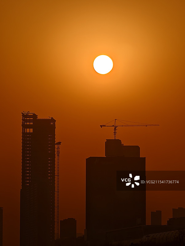 夕阳与出建筑物的轮廓图片素材