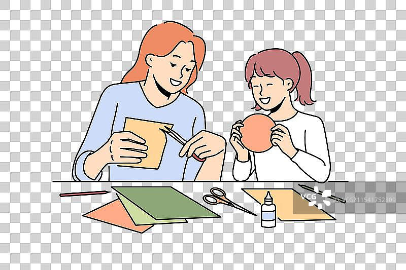 微笑的母女享受手工艺活动图片素材