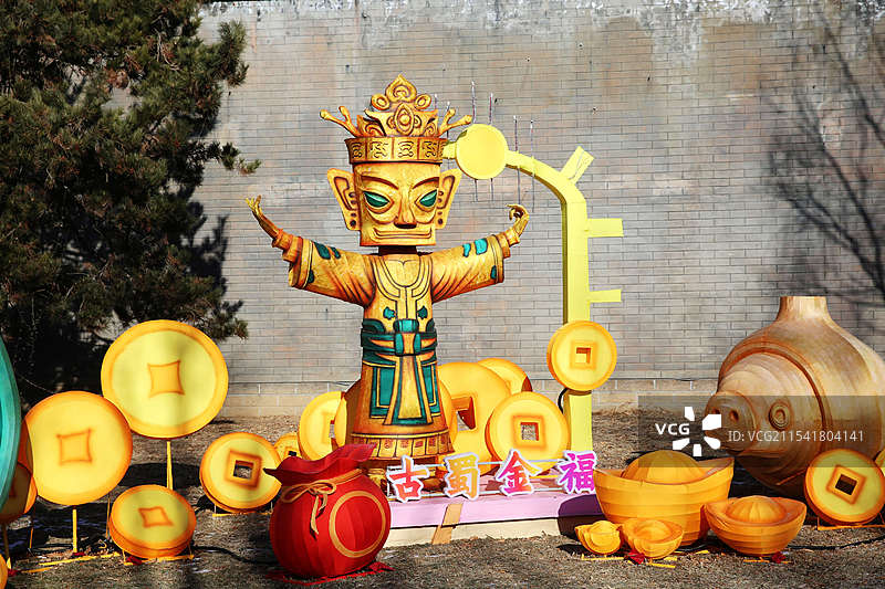 游客在沈阳棋盘山关东影视城游览2025年迎春灯会。图片素材