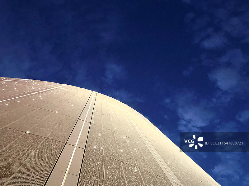 仰视南通大剧院图片素材