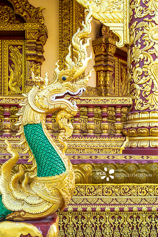 西双版纳勐泐大佛寺庄凯大金塔外雕像图片素材