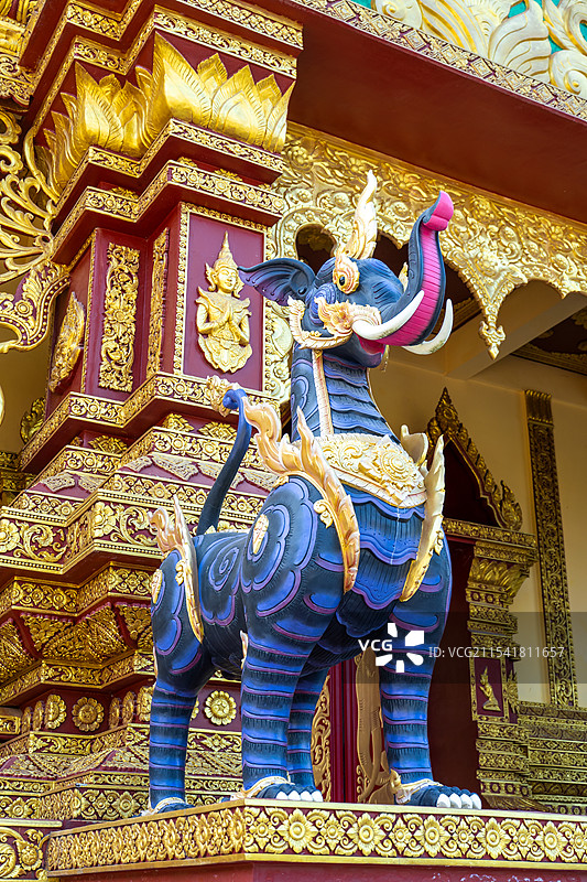 西双版纳勐泐大佛寺庄凯大金塔外雕像图片素材