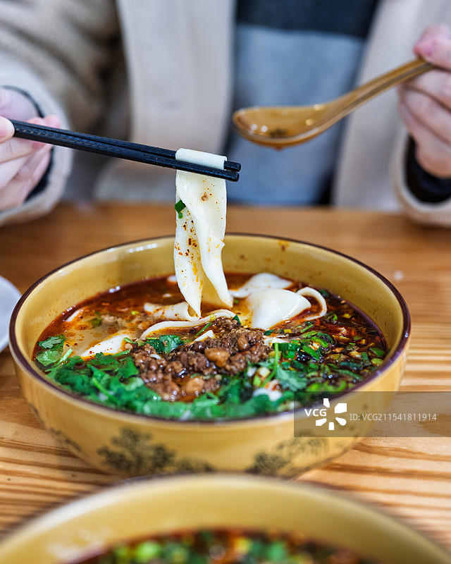 一碗热气腾腾的牛肉面图片素材