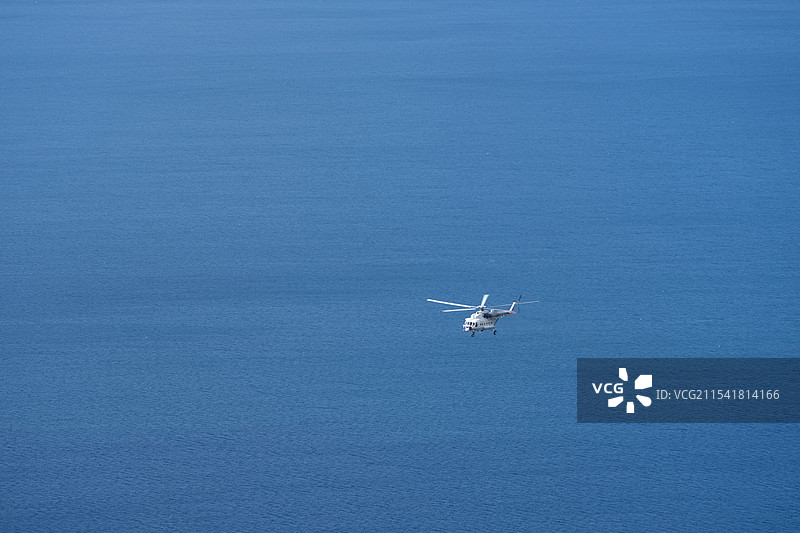 飞机在海面飞行的低角度视图图片素材