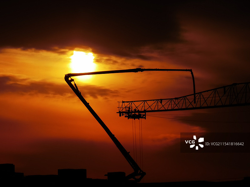 夕阳西下的天空衬托出建筑物的轮廓图片素材