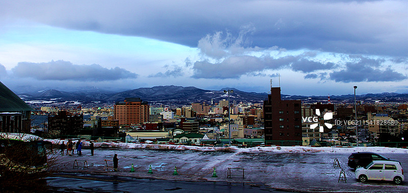 灰蓝天空下的停车场雪景与远山图片素材