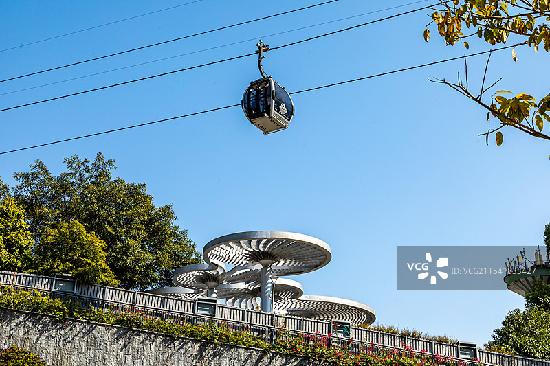 低视角看白云山缆车和蓝天图片素材