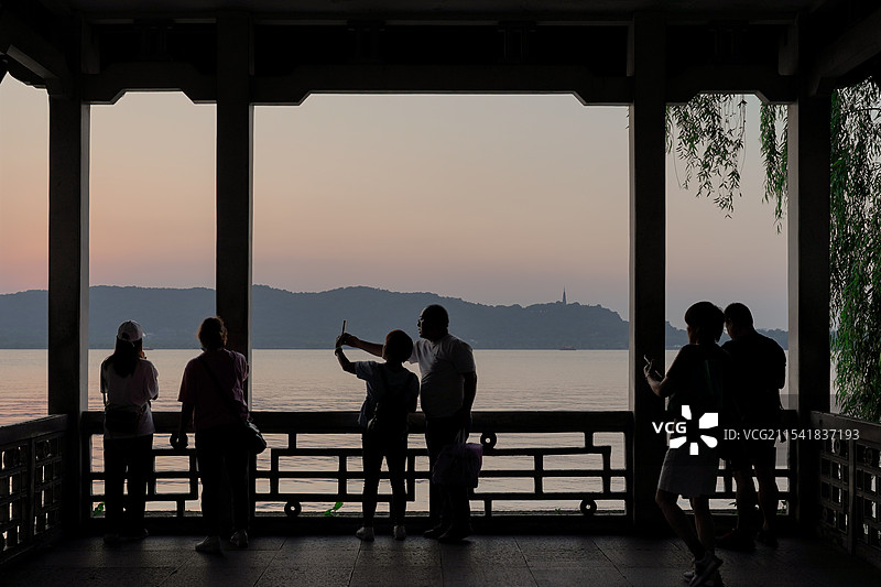 杭州西湖柳浪闻莺湖边图片素材