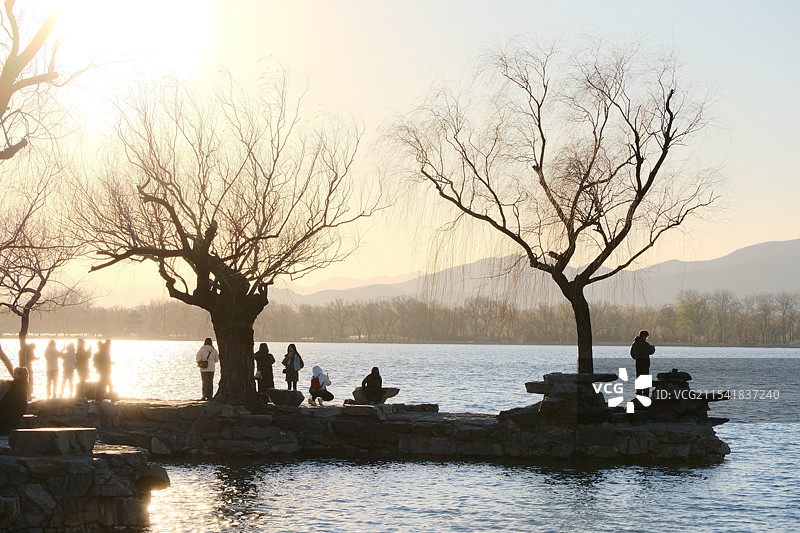 颐和园湖畔的冬日暖阳图片素材
