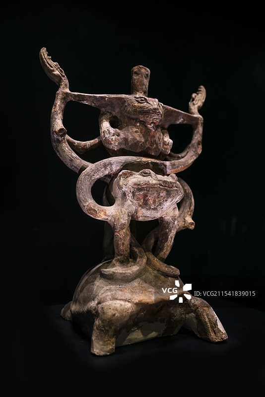 东汉彩绘龟熊蛙陶摇钱树座图片素材