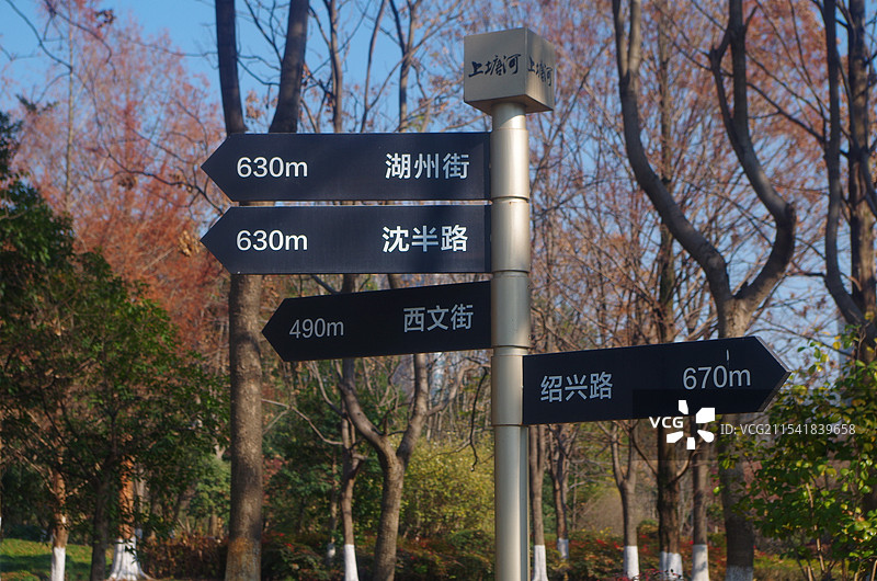 上塘河畔信息标志低角度视图图片素材