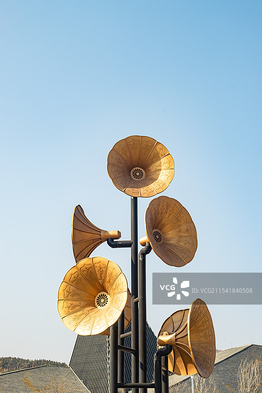 中国山东泰山泰安秀城民国风旅游景区，电线杆子上的喇叭留声机扬声器设备，户外白昼无人图像摄影图片素材