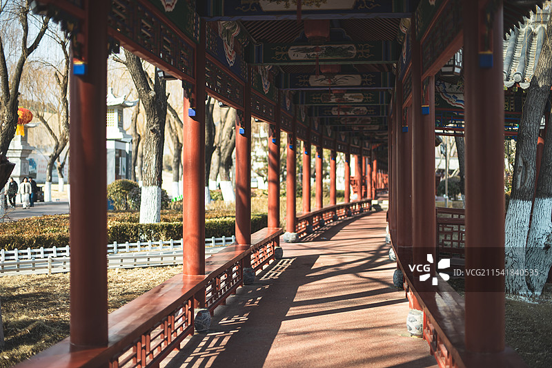 中国非都市风光拍摄主题，山东泰安市泰山天平湖公园风景区，延伸的长廊栈道步行道路，户外白昼无人图像摄影图片素材