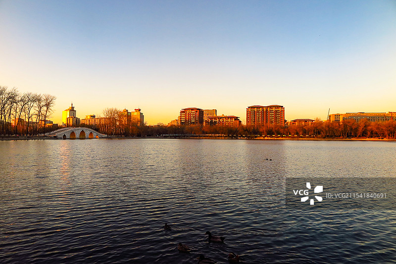 中国北京市海淀区冬日夕阳余晖照耀下的玉渊潭公园风光，北京电视塔，中华世纪坛，留春园，中国少年英雄纪念图片素材