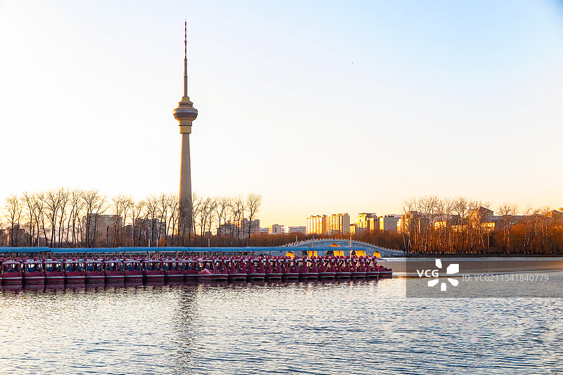 中国北京市海淀区冬日夕阳余晖照耀下的玉渊潭公园风光，北京电视塔，中华世纪坛，留春园，中国少年英雄纪念图片素材