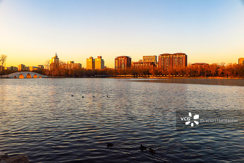 中国北京市海淀区冬日夕阳余晖照耀下的玉渊潭公园风光，北京电视塔，中华世纪坛，留春园，中国少年英雄纪念图片素材