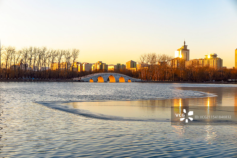 中国北京市海淀区冬日夕阳余晖照耀下的玉渊潭公园风光，北京电视塔，中华世纪坛，留春园，中国少年英雄纪念图片素材