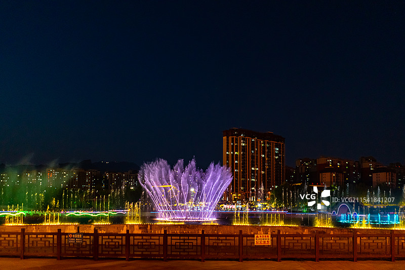 中国非都市风光拍摄主题，现代城市生活与休闲娱乐，广场上的喷泉和景观设计图片素材