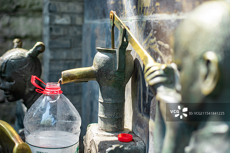 中国5A级旅游景区拍摄主题，山东省济南市黑虎泉风景区和铜制的儿童打水接水，户外白昼无人图像摄影图片素材
