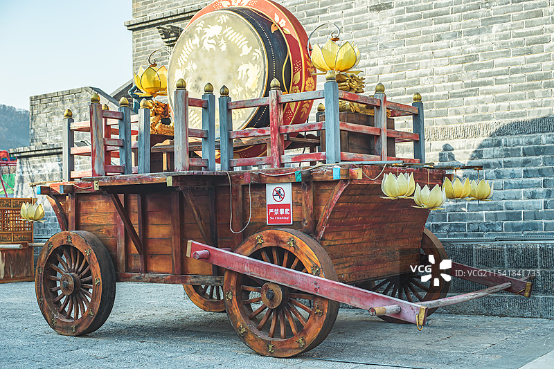 中国山东泰安著名景点泰山秀城民国风旅游景区，展览的古代马车推车，户外无人图像摄影图片素材