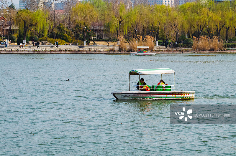 中国成功公园自然风光和休闲娱乐拍摄主题，正在湖水中划船的游客，户外白昼无人图像摄影图片素材
